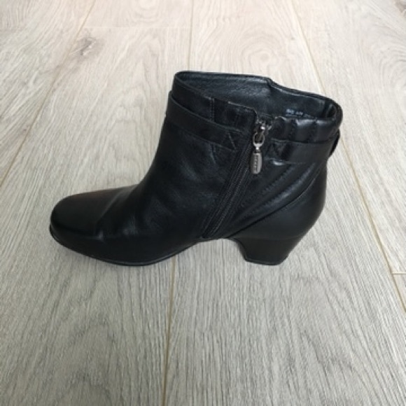 Clarks Women Ankle Boots EUC - Picture 5 of 6